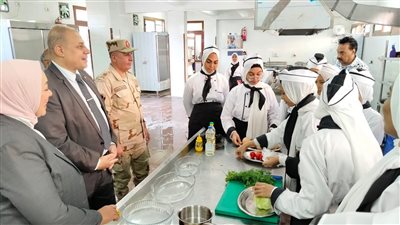 وكيل تعليم قنا يتفقد مدرسة الفنية المتقدمة للشئون الفندقية والخدمات السياحية 