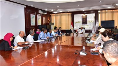 محافظ الأقصر يبحث ازدواج طريق «مصر - أسوان» الزراعى