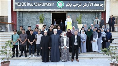 الوافدون الجدد يتفقدون كليات الجامعة ويلتقطون الصور التذكارية مع قيادات الأزهر