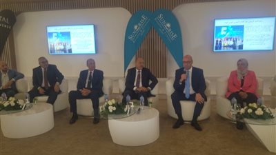 وزير العمل يُسلم عقود لذوي همم بأحد المنتجعات السياحية بشرم الشيخ