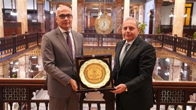 رئيس جامعة عين شمس يهنئ رئيس بنك مصر الجديد 