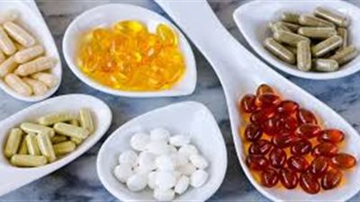 طبيب يكشف متى تكون المكملات الغذائية خطيرة