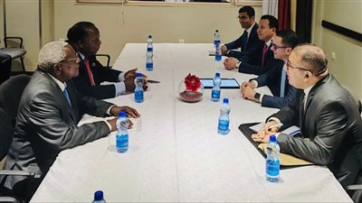 وزير الاستثمار يلتقي المبعوث الخاص للرئيس الزامبي على هامش القمة 23 لتجمع الكوميسا
