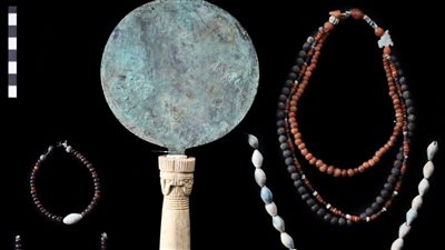 أساور وتمائم وقلادات.. اكتشاف أول مقبرة من عصر الدولة الوسطى بجبانة العساسيف