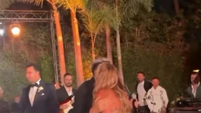 قُبلة محمد حماقي ومايا دياب تشعل التريندات بزفاف ابنة بسمة وهبة (شاهد)