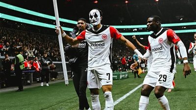 مرموش في مهمة جديدة.. موعد مباراة آينتراخت فرانكفورت وبوخوم الليلة