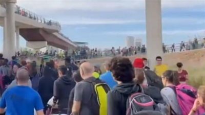 تضامن الشباب الإسباني في مواجهة الكارثة.. 