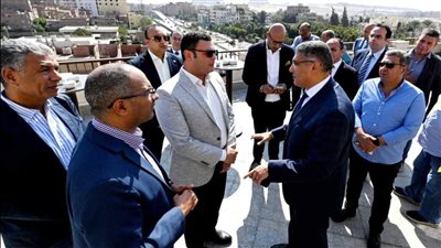 وزير الإسكان ومحافظ الجيزة يعقدان اجتماعاً بالمنطقة المحيطة بالأهرامات لاستعراض مخطط تطويرها