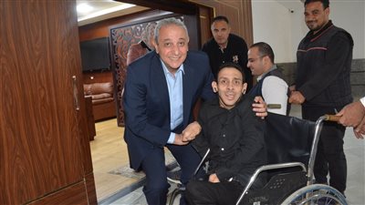 محافظ الغربية يصطحب مواطنين من ذوي الهمم ويستجيب لمطالبهم 