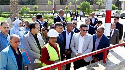 وزير الإسكان ومحافظ الجيزة يتابعان سير العمل بمحطة رفع صرف صحى الهرم الحلزونية