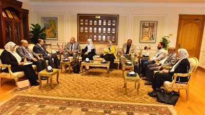 محافظ أسيوط يعقد لقاءاً تعريفياً مع فريق عمل برنامج 