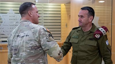 الاحتلال: قائد القيادة الوسطى الأمريكية يتفقد بطارية الدفاع الجوي ثاد في إسرائيل