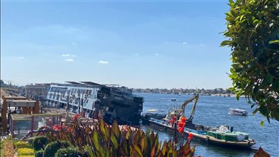 ميل فندق عائم بالأقصر خلال محاولة تعويمها 