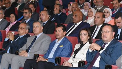 وزير الشباب والرياضة ومحافظ الإسكندرية يشهدان فعاليات صالون رؤى الشباب