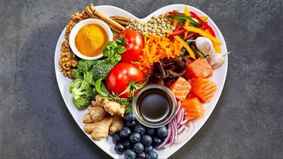 طبيب ينصح مرضى القلب والأوعية الدموية بتغير نظامهم الغذائي 