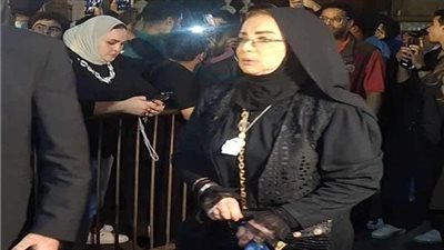 شهيرة تصل عزاء الراحل مصطفى فهمي بمسجد عمر مكرم