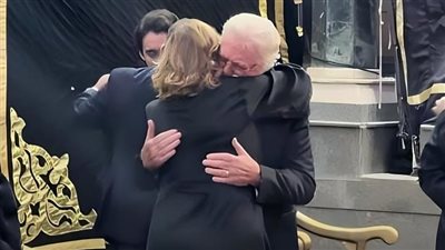 بالأحضان والدموع.. يسرا تواسي حسين فهمي في عزاء شقيقه