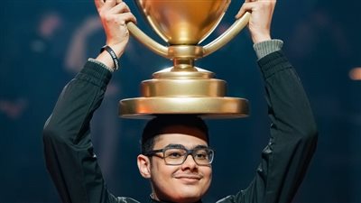 فوز طالب بجامعة المنصورة بكأس العالم للرياضات الإلكترونية 