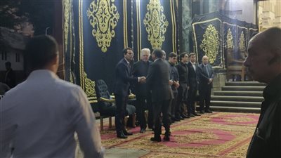 حسين فهمي يتلقى عزاء شقيقه بمسجد عمر مكرم