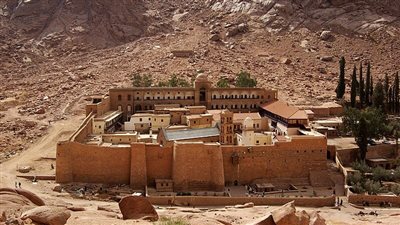 محافظ جنوب سيناء يكشف حقيقة تهجير سكان دير سانت كاترين.. فيديو