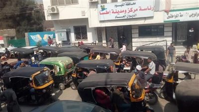 التوكتوك يخالف قرارات المحافظ ويخنق حركة المرور بالفيوم 