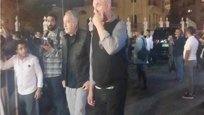 المنتج محمد حفظي يقدم واجب عزاء مصطفى فهمي بمسجد عمر مكرم 