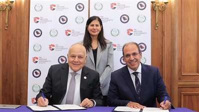 الجامعة البريطانية في مصر توقع عقد تمويل بحثي مع اتحاد الجامعات العربية