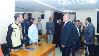 رئيس جامعة سوهاج يتفقد الدورات التدريبية لتأهيل 330 موظفًا بالجهاز الإداري