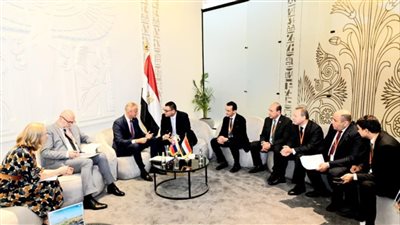 وزير الإسكان يعرض الفرص الاستثمارية المتاحة بالمدن الجديدة 