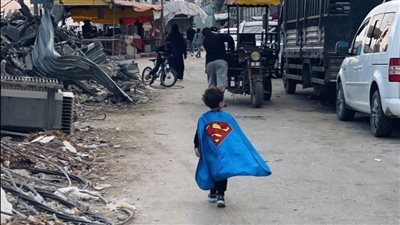 سوبرمان في شوارع غزة