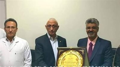 محافظ شمال سيناء يكرم قسم الكلى الصناعي