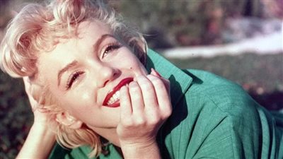 ظهور مارلين مونرو بقطع الحلوى في بريطانيا
