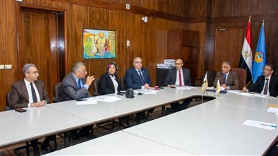 رئيس جامعة طنطا يناقش خطط التدريبات وورش العمل الفنية 