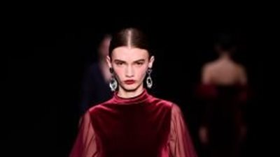 من وحي الماضي.. تألقي بأحدث صيحات فساتين المخمل في شتاء 2025