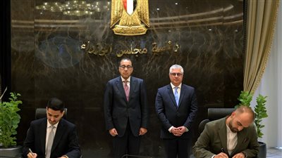 توقيع عقد مشروع بين 