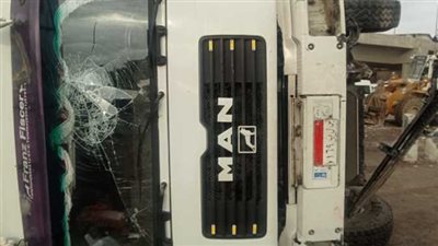 انقلاب سيارة نقل ثقيل وإصابة قائدها بالإسكندرية 