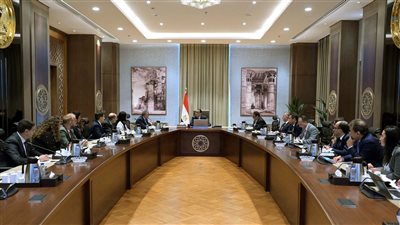 رئيس الوزراء يستعرض موقف مشروع مصنع سيراج بالقناة 
