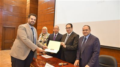 رئيس جامعة القاهرة يشهد احتفالية طب قصر العيني بإعلان نتيجة المشروعات البحثية 