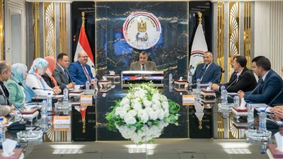 وزير الإنتاج الحربي يتابع خطط التسويق لمنتجات الشركات التابعة
