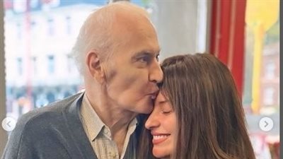  نرمين الفقي مفعمة بالحب فى احضان والدها (صور)