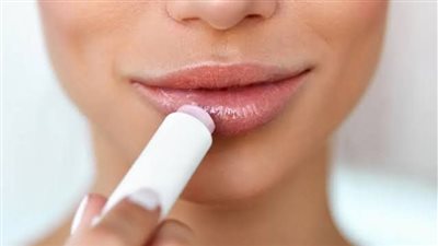 طرق الحفاظ على نعومة الشفاه خلال فصل الشتاء