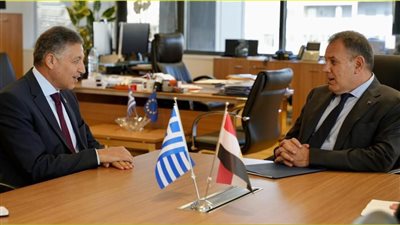 السفير المصري في أثينا يلتقى مع وزير الهجرة واللجوء اليوناني
