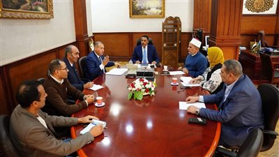 محافظ مطروح يبحث استعدادات المحافظة لاستقبال القوافل التعليمية