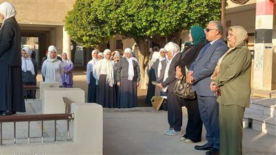 وكيل تعليم الفيوم يشهد طابور الصباح بمدرسة الفيوم الثانوية للبنات