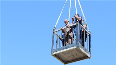 رئيس جامعة سوهاج يتابع أعمال التغطية للصالة الرياضية 