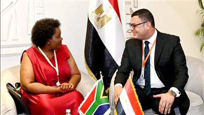 وزير الإسكان يعرض على نظيرته من جنوب إفريقيا التجربة العمرانية المصرية