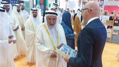 حاكم الشارقة يتفقد جناح الهيئة المصرية بـ