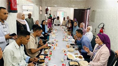 رئيس جامعة الأقصر تبحث احتياجات طلاب المدن الجامعية وتتناول معهم الغذاء 