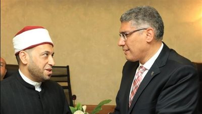 محافظ الجيزة يكرم الإمام المثالي الشيخ شريف إبراهيم لرده ربع مليون جنيه
