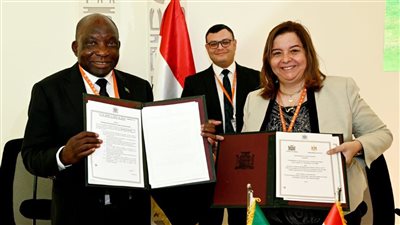 وزير الإسكان ونظيره الزامبى يشهدان توقيع مذكرة تعاون بمجال تنفيذ إسكان أخضر 